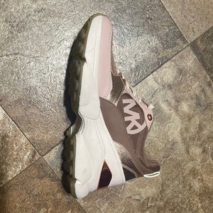 Womens size 8.5 Micheal Kors sneakers in rose gold
